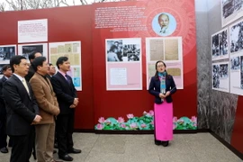 Các đại biểu tham quan triển lãm. (Ảnh: Bích Huệ/TTXVN)