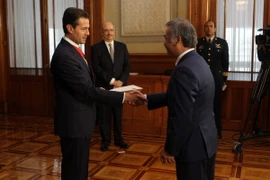 Đại sứ Nguyễn Hoài Dương trình Quốc thư lên Tổng thống nước chủ nhà, Enrique Peña Nieto. (Ảnh do Vụ báo chí Phủ Tổng thống cung cấp)
