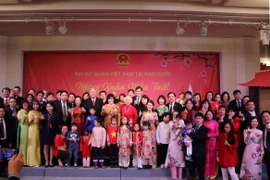 Đại sứ Nguyễn Vũ Tú chụp ảnh lưu niệm với các quan khách và cộng đồng. (Ảnh: Trần Phương/Vietnam+)