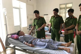 Lãnh đạo Cảnh sát Phòng cháy chữa cháy tỉnh Thanh Hóa tới thăm hỏi, động viên và khen thưởng cho trung sỹ Trần Thế Hùng tại Bệnh viện Đa khoa khu vực huyện Tĩnh Gia. (Ảnh: Hoa Mai/TTXVN)