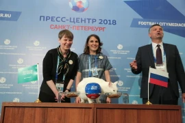 Ban tổ chức họp báo sử dụng một con mèo để dự đoán vui đội vô địch World Cup. (Ảnh: Quang Vinh/Vietnam+)