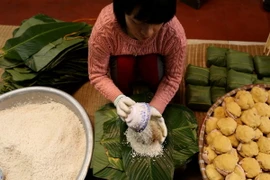 Làng gói bánh chưng Tranh Khúc tấp nập cung cấp cho thị trường Tết