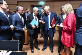 Ngoại trưởng Anh Boris Johnson (giữa, phải) và Ngoại trưởng Pháp Jean-Yves Le Drian (giữa) tại cuộc họp Hội đồng đối ngoại châu Âu ở Luxembourg ngày 16/4. (Nguồn: AFP/TTXVN)