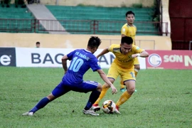 Pha tranh bóng của cầu thủ hai đội. (Ảnh: Tá Chuyên/TTXVN)