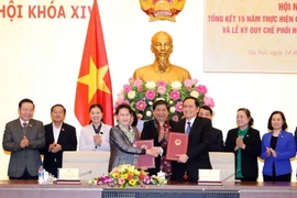 Chủ tịch Quốc hội Nguyễn Thị Kim Ngân và Chủ tịch Ủy ban Trung ương Mặt trận Tổ quốc Việt Nam Trần Thanh Mẫn ký Quy chế phối hợp công tác (sửa đổi) tại hội nghị. (Ảnh: Trọng Đức/TTXVN)