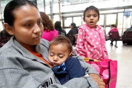 Một phụ nữ người El Salvador và đứa con của cô tại Texas, tháng 12/2016. (Nguồn: the Guardian)