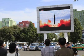 Người dân Triều Tiên theo dõi tin tức về vụ phóng tên lửa Hwasong-12 ở Bình Nhưỡng, ngày 16/9/2017. (Nguồn: AP)