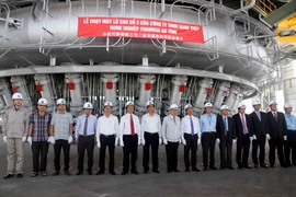 Các đại biểu và cán bộ, kỹ sư nhà máy thực hiện nghi thức đốt lò cao số 2 của Công ty trách nhiệm hữu hạn Gang thép Hưng Nghiệp Formosa Hà Tĩnh (FHS). (Ảnh Công Tường/TTXVN)