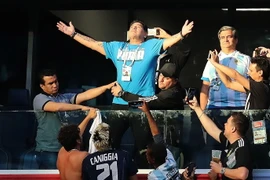 Huyền thoại Diego Maradona ăn mừng sau khi Argentina có bàn thắng mở tỷ số vào lưới đối thủ Nigeria trong trận đấu tại bảng D, World Cup 2018 diễn ra ở Saint Petersburg, Nga, ngày 26/6. (Nguồn: THX/TTXVN)