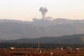 Khói bốc lên từ khu vực Afrin nhìn từ tỉnh biên giới Hatay giữa Thổ Nhĩ Kỳ-Syria ngày 20/1. (Nguồn: THX/TTXVN)