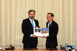 Ông Lê Thanh Liêm tặng sách giới thiệu về Thành phố Hồ Chí Minh cho ông Vladimir Bartl. (Ảnh: Xuân Khu/TTXVN)