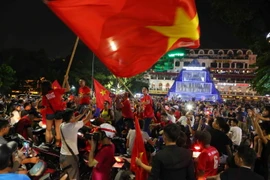 Người dân Hà Nội xuống đường ăn mừng chiến thắng của đội Olympic Việt Nam trước Olympic Bahrain ở ASIAD 2018. (Ảnh: Thành Đạt/TTXVN)