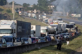 Các tài xế xe tải tham gia đình công yêu cầu giảm giá nhiên liệu tại Sao Paulo, Brazil ngày 24/5. (Nguồn: EPA/TTXVN)