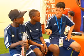 Hà Danh Dự (ngoài bên phải) trao đổi cùng các đồng đội trước khi ra sân trong màu áo đội Aime Football. (Ảnh: Hằng Lê/Vietnam+)