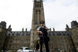 Cảnh sát Kỵ binh Hoàng gia Canada đứng gác bên ngoài tòa nhà Quốc hội Canada. (Nguồn: THE CANADIAN PRESS)