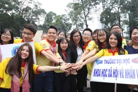 Phó Chủ tịch Ủy ban Nhân dân Thành phố Hồ Chí Minh Nguyễn Thị Thu cùng các sinh viên tình nguyện thể hiện quyết tâm hoàn thành nhiệm vụ chiến dịch Xuân tình nguyện 2018. (Ảnh: Thanh Vũ/TTXVN)