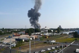 Khói bốc lên từ hiện trường vụ nổ kho nông sản ở Strasbourg, Pháp ngày 6/6. (Nguồn: France Bleu/TTXVN)