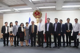 Bí thư Thành ủy Thành phố Hồ Chí Minh Nguyễn Thiện Nhân chụp ảnh lưu niệm cùng đoàn và cán bộ Đại sứ quán Việt Nam tại Israel. (Ảnh: Việt Thắng/Vietnam+)