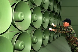 Ảnh tư liệu: Binh sỹ Hàn Quốc dỡ bỏ hệ thống loa phóng thanh dọc biên giới với Triều Tiên tại Paju. (Nguồn: EPA-EFE/TTXVN)