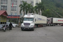 Xe chở hàng nông sản đã có thể qua lại bình thường tại cửa khẩu Tân Thanh. (Ảnh: Doãn Hoàng Nam/TTXVN)