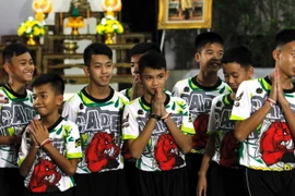 Các thành viên đội bóng thiếu niên Thái Lan tại cuộc họp báo ở Chiang Rai ngày 18/7. (Nguồn: EPA/TTXVN)