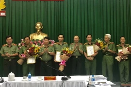 Thượng tướng Bùi Văn Nam, Thứ trưởng Bộ Công an trao thưởng cho các đơn vị. (Ảnh: Thành Chung/TTXVN)