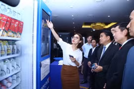 Đại biểu tham quan các gian hàng triển lãm tại Hội nghị Thượng đỉnh về Thành phố thông minh ASOCIO 2018 - Hà Nội (ASOCIO Smart City Summit 2018 - Hanoi). (Ảnh: Minh Quyết/TTXVN)