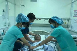 Bệnh nhân Huỳnh Học đang được các bác sỹ Bệnh viện Quân y 175 cấp cứu. (Ảnh: TTXVN)