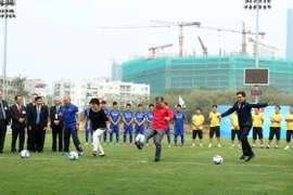 Hình ảnh Tổng thống Hàn Quốc trổ tài đá bóng với cầu thủ trẻ Việt Nam