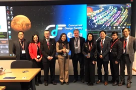 Đoàn thăm Cơ sở Thiết kế Đồng nhất của ESTEC và chụp ảnh với ông Stephan Ott (thứ ba từ trái vào), ông Massimo Bandecchi (đứng giữa). (Nguồn: Đại sứ quán Việt Nam tại Hà Lan)