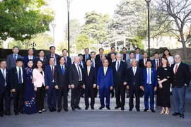 Thủ tướng Nguyễn Xuân Phúc chụp ảnh lưu niệm cùng các đại biểu. (Ảnh: Thống Nhất/TTXVN)