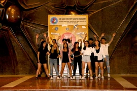 Một tiết mục sôi động trong lễ bế mạc Trại Hè. (Ảnh: Hồng Tâm/Vietnam+)