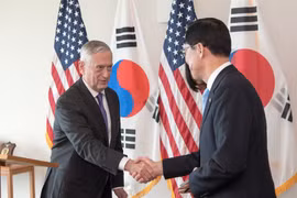 Bộ trưởng Quốc phòng Mỹ James Mattis và người đồng cấp Hàn Quốc Song Young-moo tại cuộc gặp ở Hawaii. (Nguồn; Bộ Quốc phòng Mỹ)