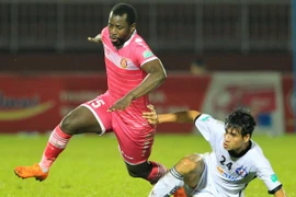 Pha đi bóng của Da Sylva (15,Sài Gòn FC) trước Việt Phú (24,SHB Đà Nẵng). (Ảnh: Quang Nhựt/TTXVN)
