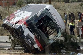 Chiếc xe tải bị lật tại hiện trường vụ tai nạn. (Nguồn: Al-Arabiya/TTXVN)