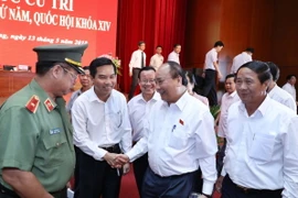 Thủ tướng Nguyễn Xuân Phúc và các cử tri quận Hồng Bàng, Hải Phòng. (Ảnh: Thống Nhất/TTXVN)