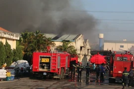 Nhiều xe chữa cháy đã được huy động để dập tắt vụ hỏa hoạn xảy ra tại Công ty dệt Hoành Thân Việt Nam. (Ảnh: Sỹ Tuyên/TTXVN)