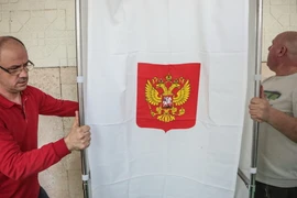 Công tác chuẩn bị cho cuộc bầu cử Tổng thống Nga tại điểm bỏ phiếu ở Simferopol, Crimea ngày 17/3. (Nguồn: AFP/TTXVN)