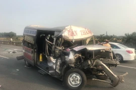 Đâm xe liên hoàn trên Quốc lộ 1, 5 xe ôtô hư hỏng nặng