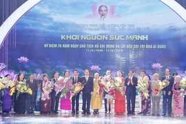 Bí thư Thành ủy Hà Nội Hoàng Trung Hải và Chủ tịch Ủy ban Trung ương Mặt trận Tổ quốc Việt Nam Trần Thanh Mẫn tặng hoa, chúc mừng các điển hình tiên tiến được tôn vinh. (Ảnh: Lâm Khánh/TTXVN)