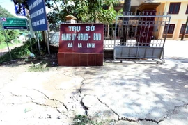 Nhiều vết nứt gãy xuất hiện ngay trước cổng Ủy ban Nhân dân xã Tìa Dình. (Ảnh: Phan Tuấn Anh/TTXVN)