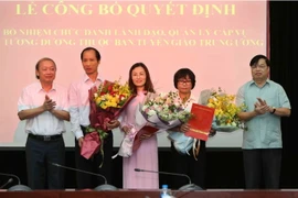 Ông Võ Văn Phuông (bên trái), Phó Trưởng ban Thường trực Ban Tuyên giáo Trung ương và ông Lê Mạnh Hùng, Phó Trưởng Ban Tuyên giáo Trung ương trao quyết định cho các cá nhân. (Ảnh: Dương Giang/TTXVN)
