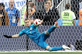 Thủ môn Igor Akinfeev của Nga bảo vệ khung thành trong trận đấu với Tây Ban Nha ở vòng 1/8 World Cup 2018 tại Moskva, Nga ngày 1/7. (Nguồn: EFE-EPA/TTXVN)