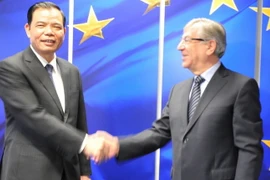 Bộ trưởng Nông nghiệp và Phát triển nông thôn Nguyễn Xuân Cường và Cao ủy EU phụ trách môi trường, các vấn đề hàng hải và thủy sản Karmenu Vella. (Ảnh : Kim Chung/TTXVN)