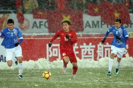 Pha tranh bóng giữa cầu thủ hai đội. (Ảnh: Hoàng Linh/TTXVN)