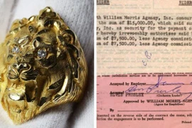 Chiếc nhẫn vàng hình đầu con sư tử với hai mắt gắn kim cương có giá 44.500 USD. (Nguồn: HENRY ALDRIDGE AND SON/BBC)