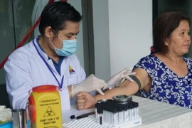 Người dân được lấy máu xét nghiệm, tầm soát miễn phí viêm gan siêu vi B-C. (Ảnh: Đinh Hằng/TTXVN)