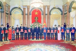 Chủ tịch nước Trần Đại Quang trao Quyết định bổ nhiệm cho 16 Đại sứ Việt nam được chỉ định tại nước ngoài, nhiệm kỳ 2018-2021. (Ảnh: Nhan Sáng/TTXVN)