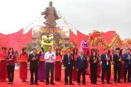 Thượng tướng Tô Lâm, Ủy viên Bộ Chính trị, Bộ trưởng Bộ Công an cùng đại diện Bộ, Ngành, trung ương và địa phương cắt băng khánh thành đền thờ và tượng Thái úy Lý Thường Kiệt. (Ảnh: Thái Hùng/TTXVN)