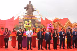 Thượng tướng Tô Lâm, Ủy viên Bộ Chính trị, Bộ trưởng Bộ Công an cùng đại diện Bộ, Ngành, trung ương và địa phương cắt băng khánh thành đền thờ và tượng Thái úy Lý Thường Kiệt. (Ảnh: Thái Hùng/TTXVN)